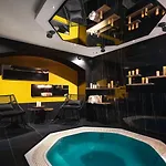 Love Hotel Avec Nuit Insolite Au Dandy Et Jacuzzi Privatise (Adults Only)