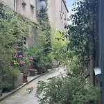 Petit Nid A Paris