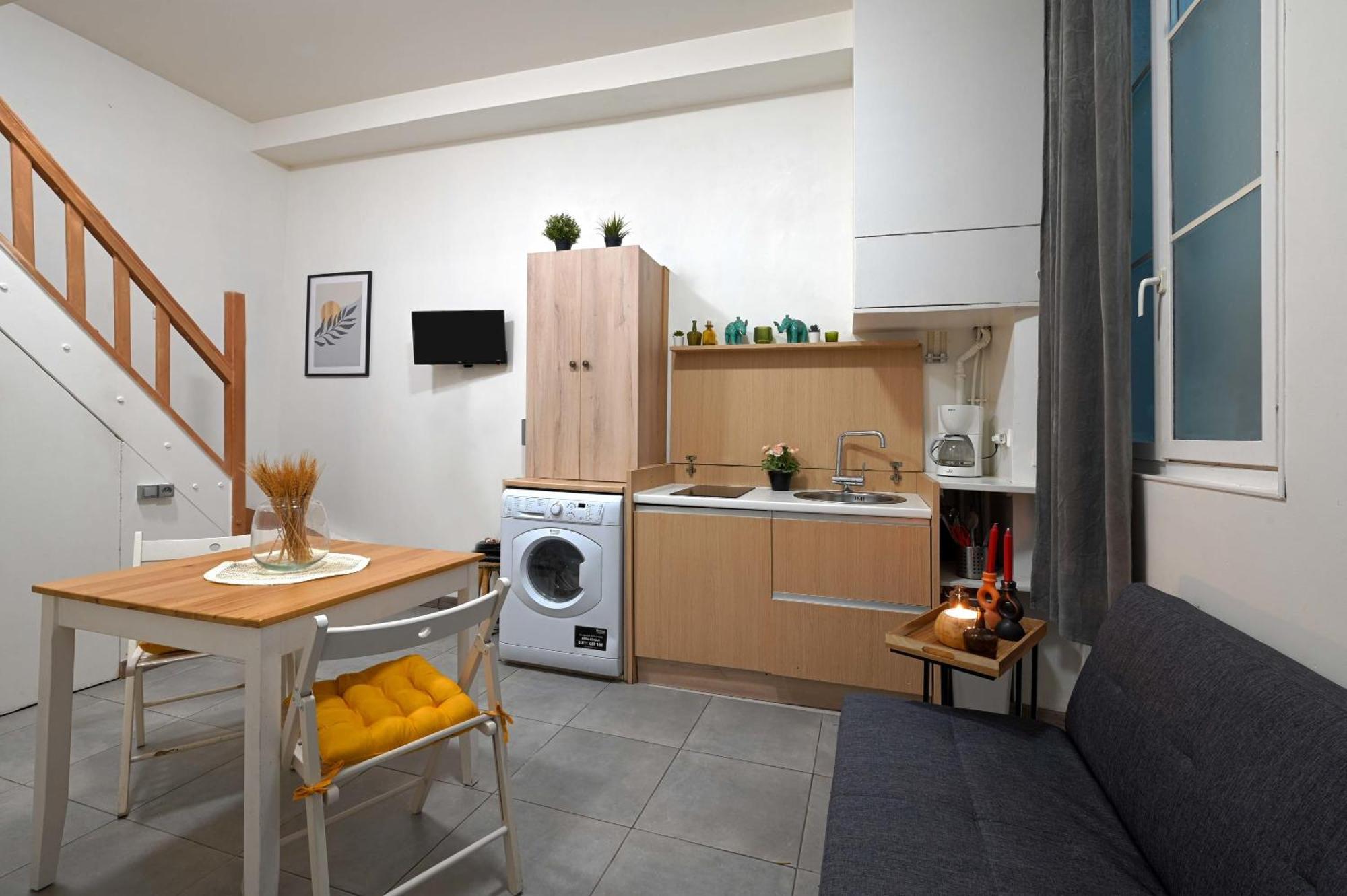 Small Studio For 3 In The Marais