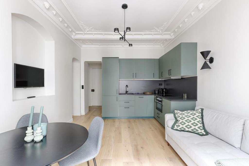 Folie Mericourt Republique 2 Charming 2br