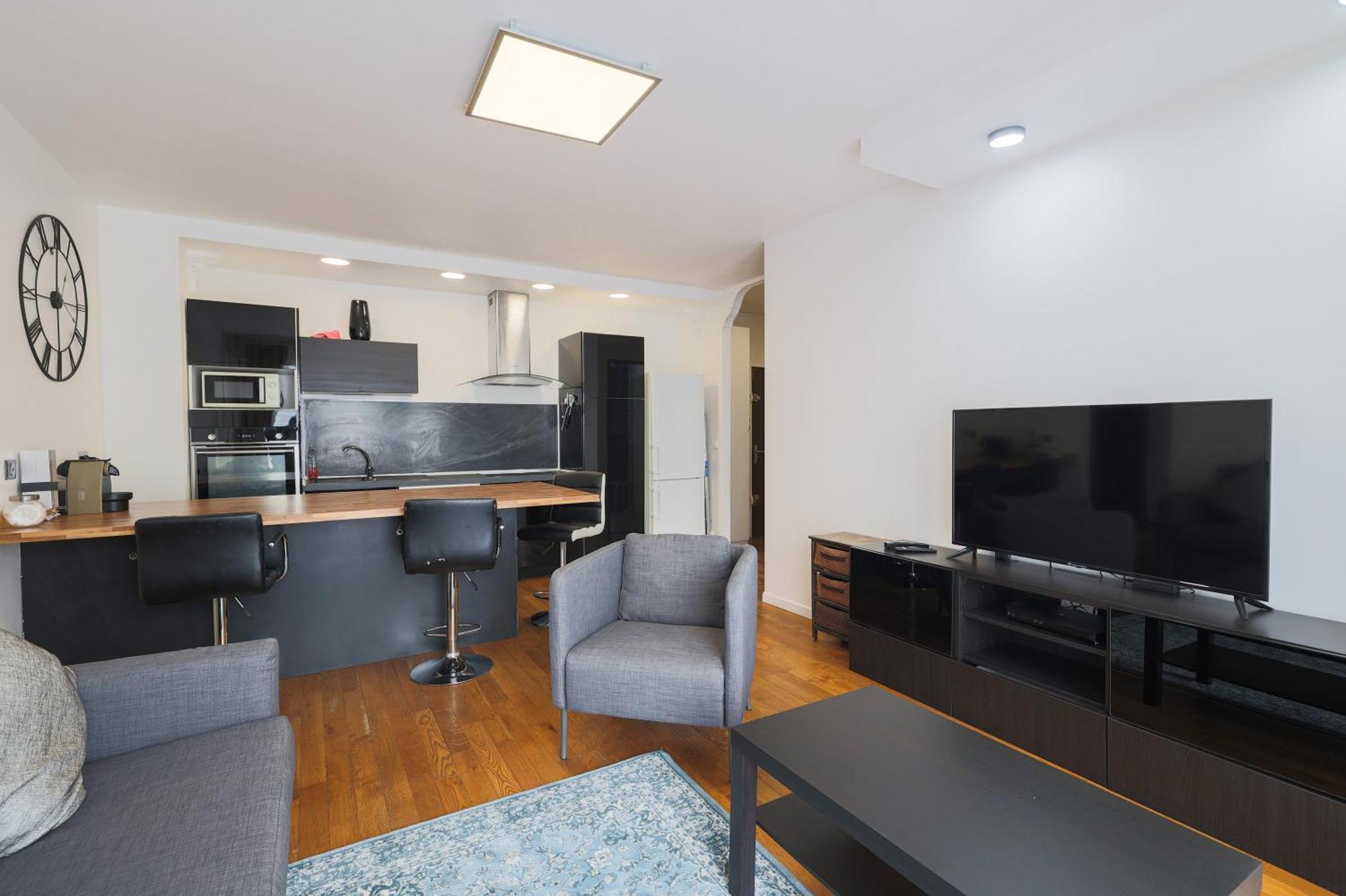 2 Eiffel Tower Apartment Paris