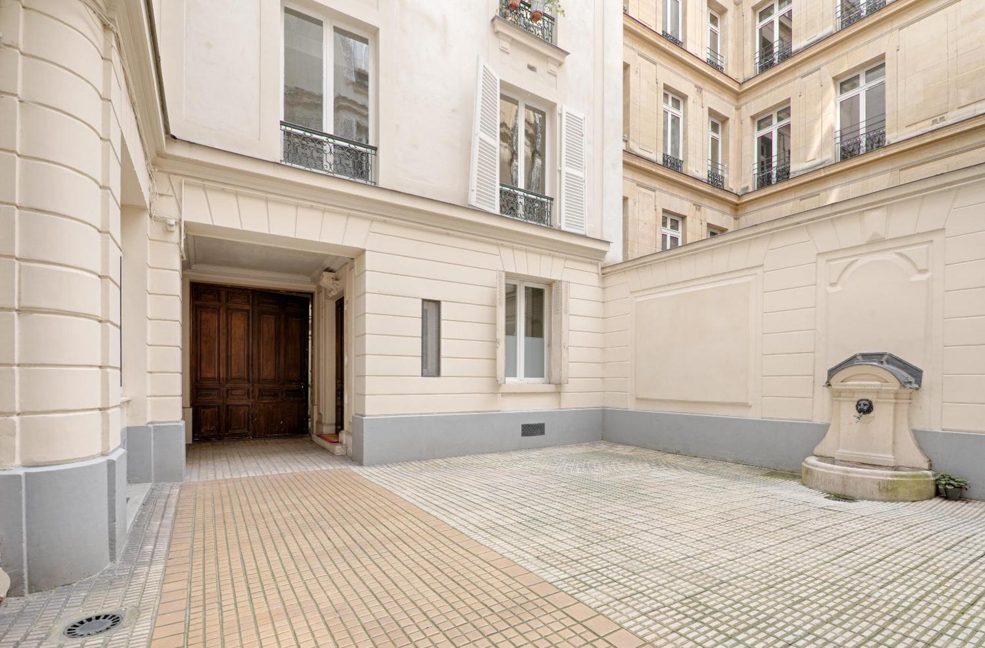 Apartment Liege - Saint-Lazare, Best Location Very Central Paris