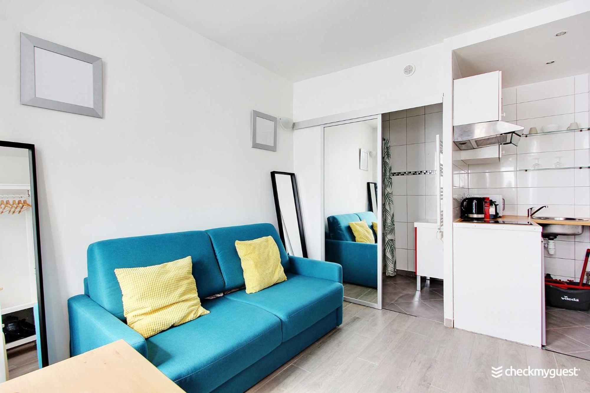 A Parisian Experience For 2 - Place De Clichy Apartment *
