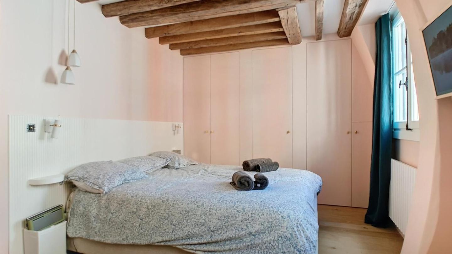 Chic A La Parisienne, - Marais Apartment *