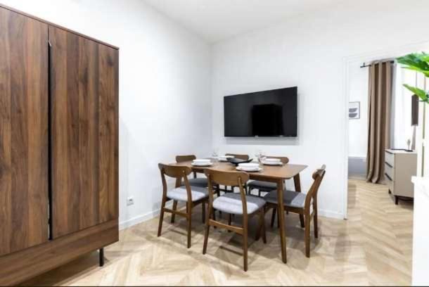 Elegant Pres Du Jardin Du Luxembourg Apartment