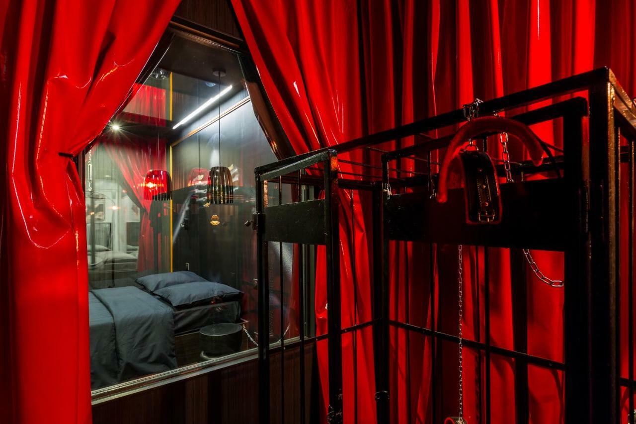 Liebeshotel Avec Nuit Insolite Au Dandy Et Jacuzzi Privatise (adults Only) Paris