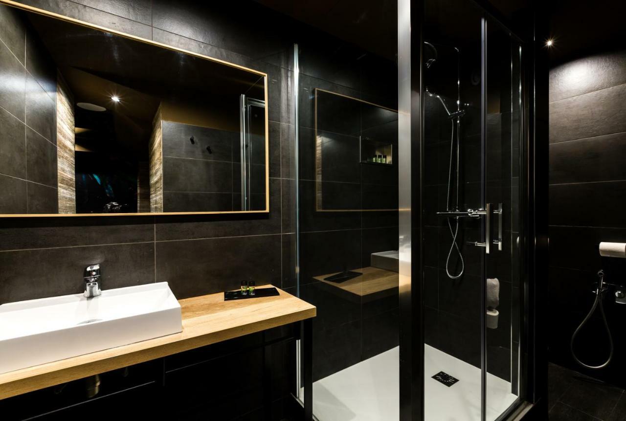 Liebeshotel Avec Nuit Insolite Au Dandy Et Jacuzzi Privatise (adults Only) Paris