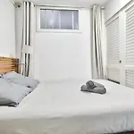 1 Bedroom Le Marais Temple