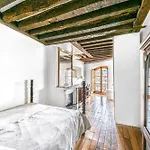 Ile Saint Louis - Quai D\'Orleans 2Bdr By B\'Your Home