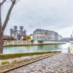 Ile Saint Louis - Quai D\'Orleans 2Bdr By B\'Your Home