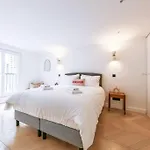 Urban Retreat Brand-New Duplex 2-Bedroom