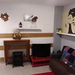 Guesthouse Familial Pour 1 A 5 Personnes De 42M2-Rez De Chaussee-Vues Sur Rue Et Patio Prive Ombrage - Sejour,Chambre Separee,Cuisine,Salle De Bain,Lit Double Et 2 Canapes Lits Depliant - Entree Cote Rue Berzelius-5 Minutes Du Metro Brocante ,Bus 31,