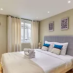 Apartment Center Of Paris By Studio Prestige