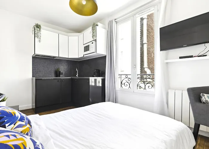 Lovely Top Floor Studio Near Montmartre