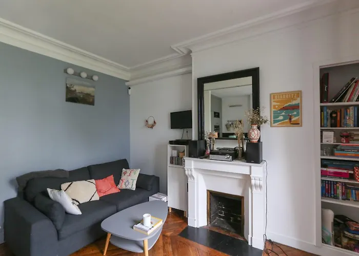 Bright And Charming Accommodation In The 12Th