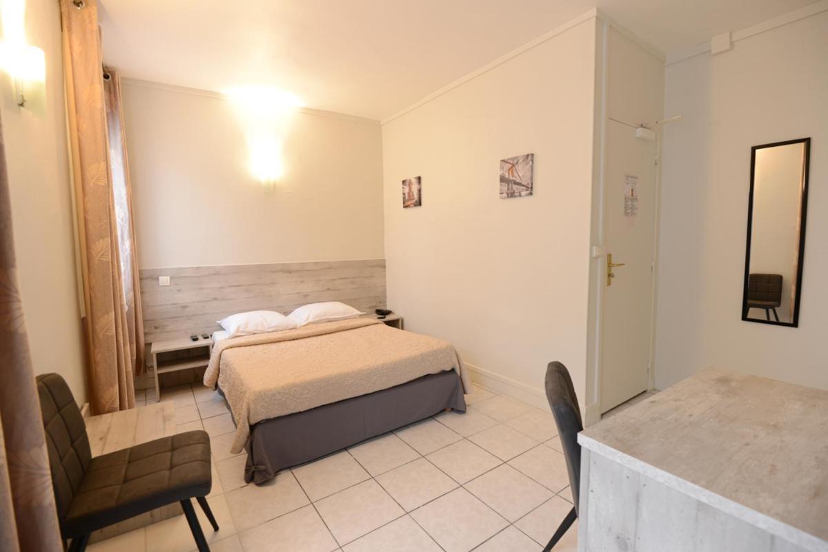 Du Mont Louis Hotel 2*