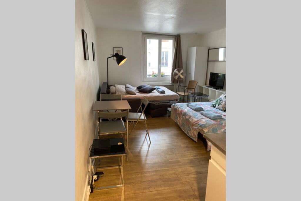 Large, Hyper Central Studio. Historical Apartment *