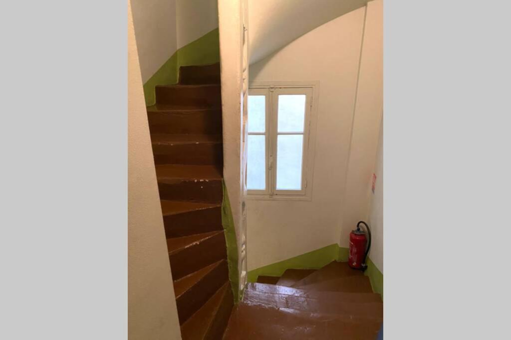 Large, Hyper Central Studio. Historical Apartment *