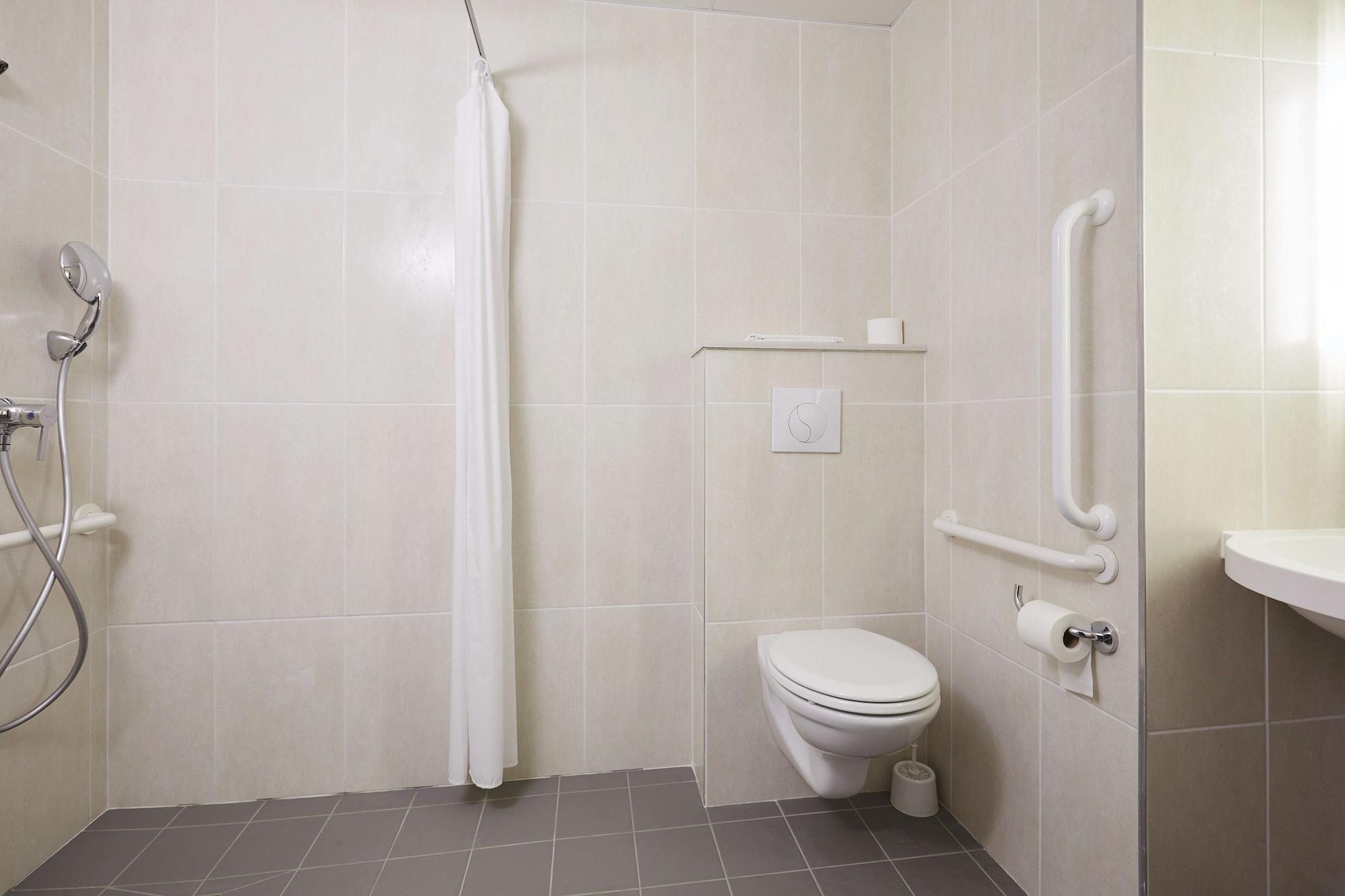 Hotel Porte Des Lilas 2*