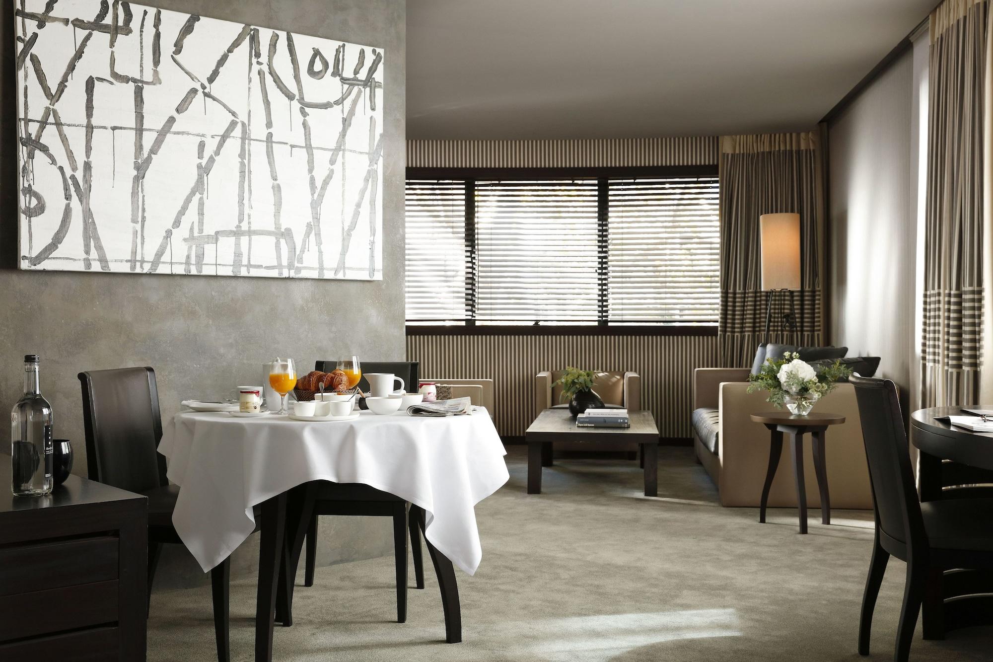 Square Hotel