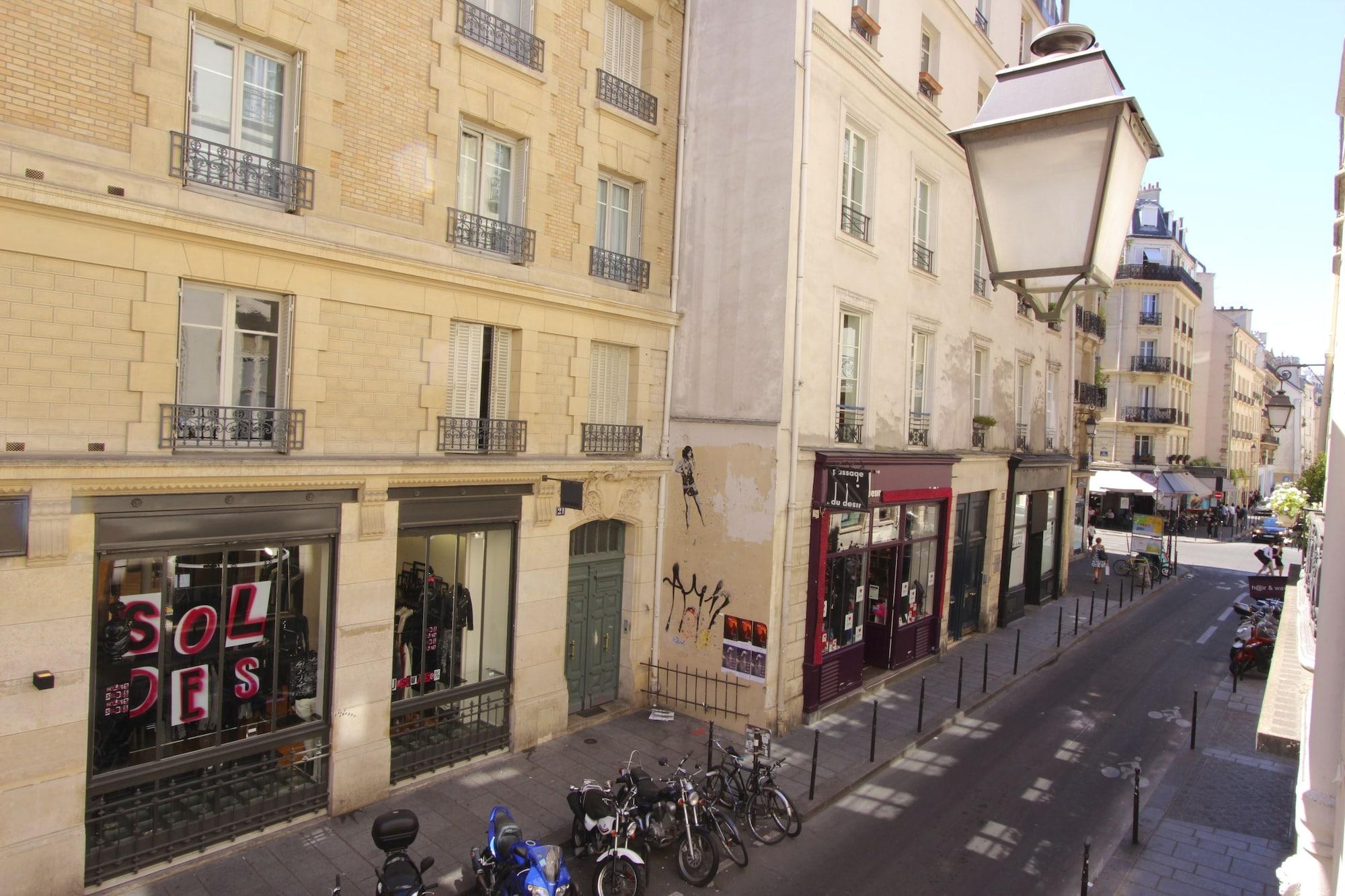 De La Bretonnerie Paris