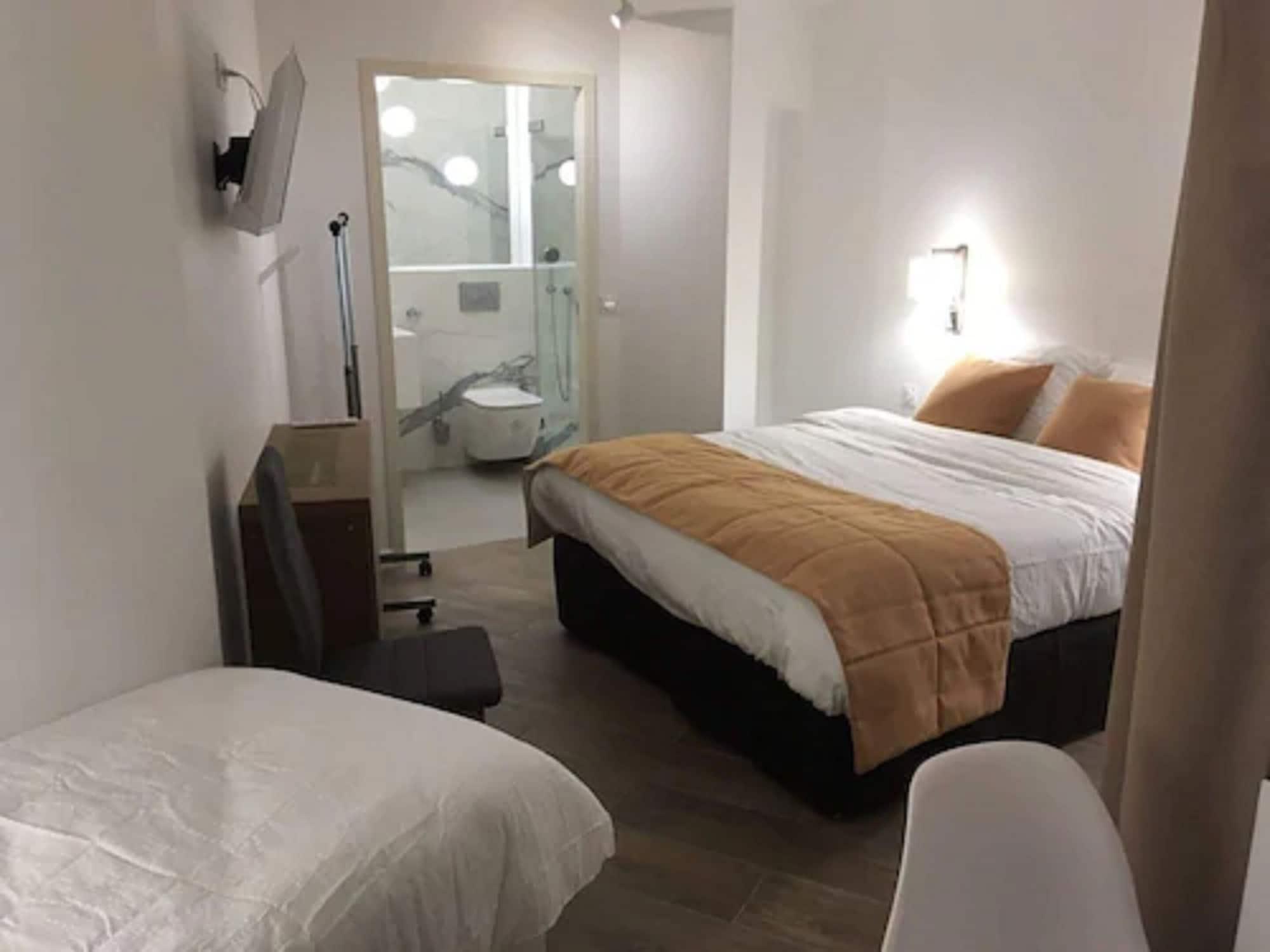 Hotel Ferney République Paris