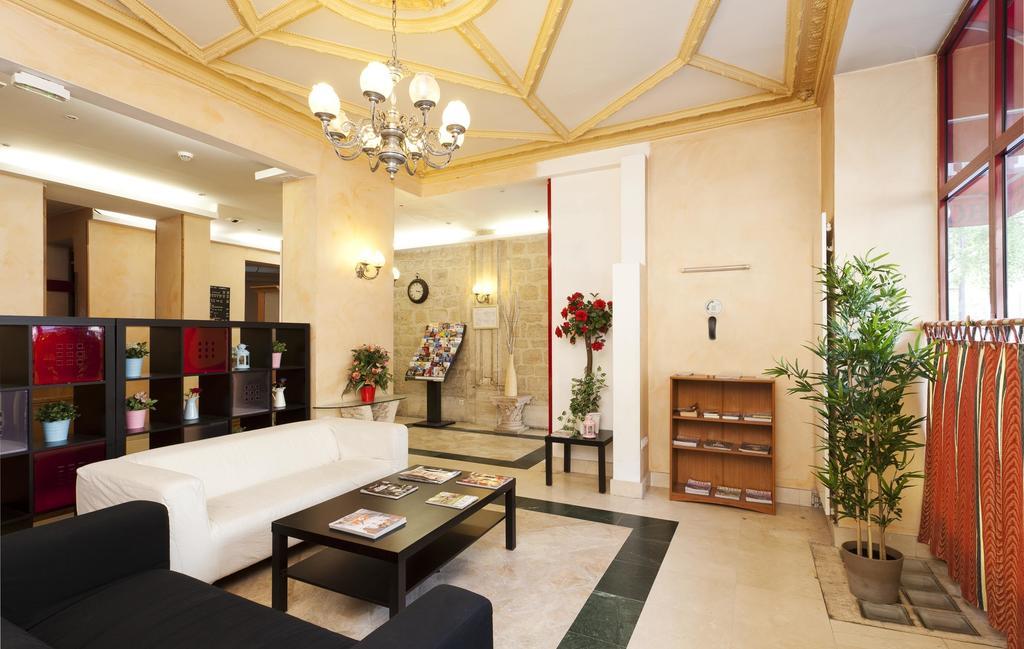 Hotel Ferney République Paris