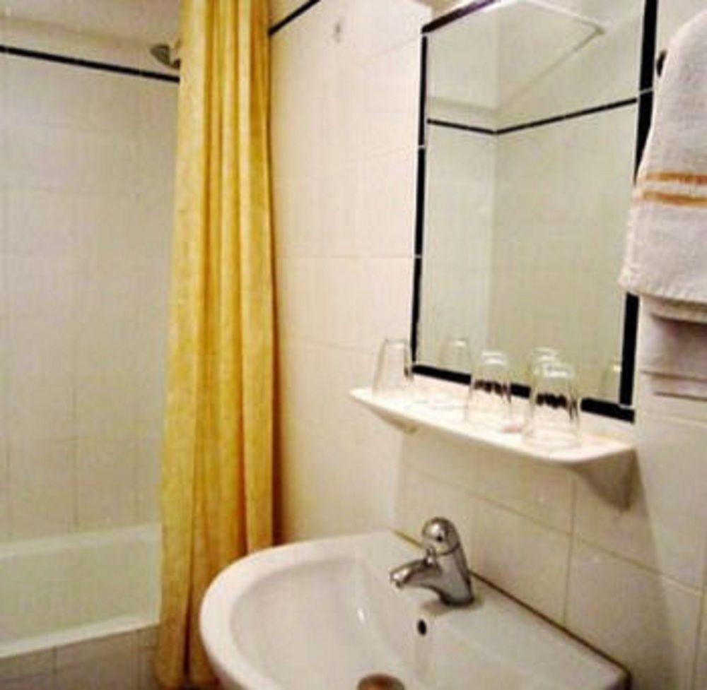 Hotel Hipotel Voltaire Bastille Paris