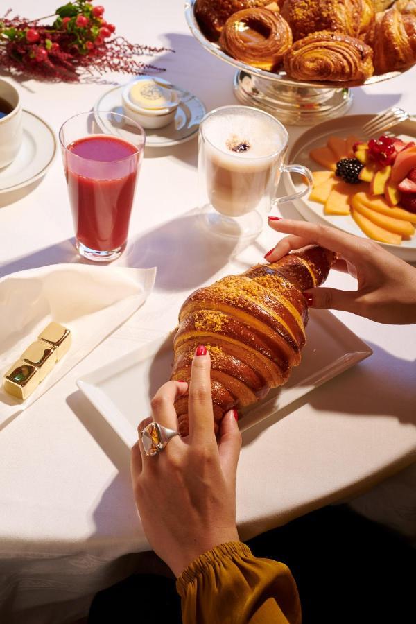 Plaza Athenee - Dorchester Collection Paris