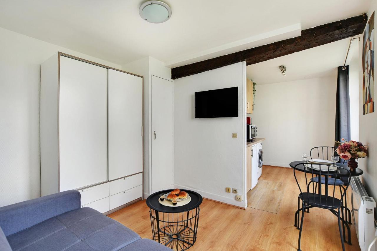 Apartment In The Heart Of The Marais ! *