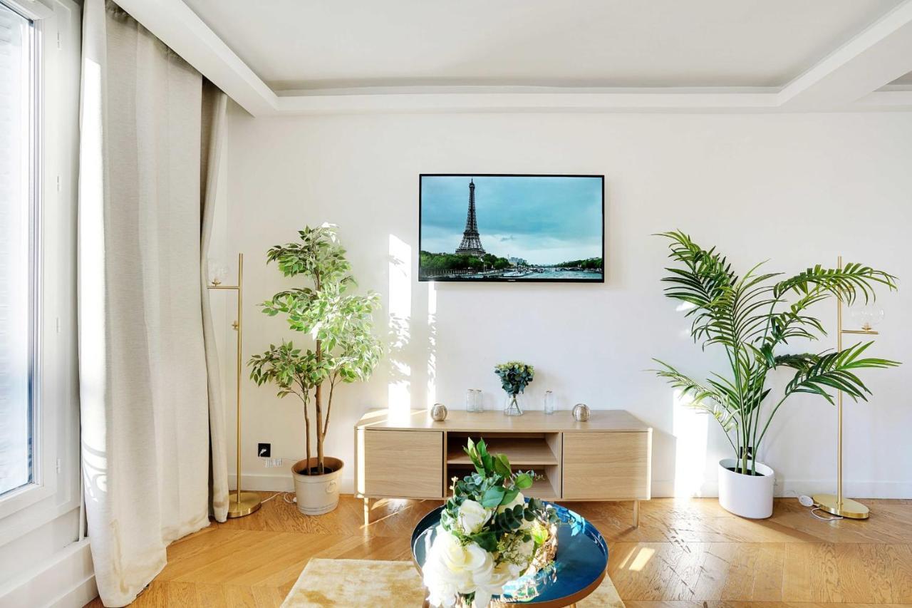 Chic And Cozy In The Heart Of Paris