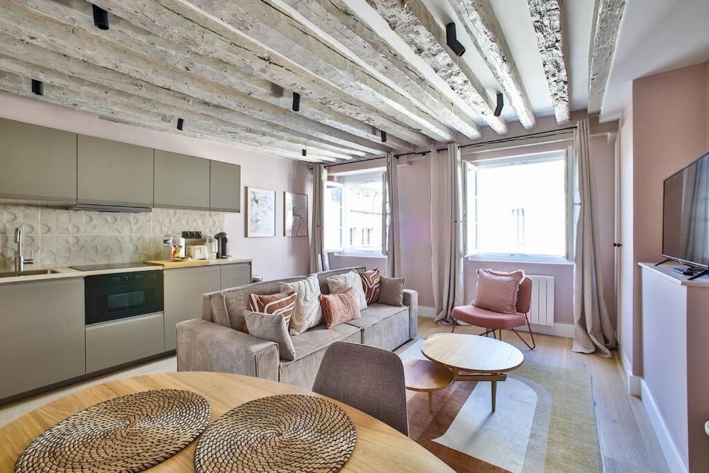 41.typical Parisian Flat#4pers#le Marais#beaubourg Paris