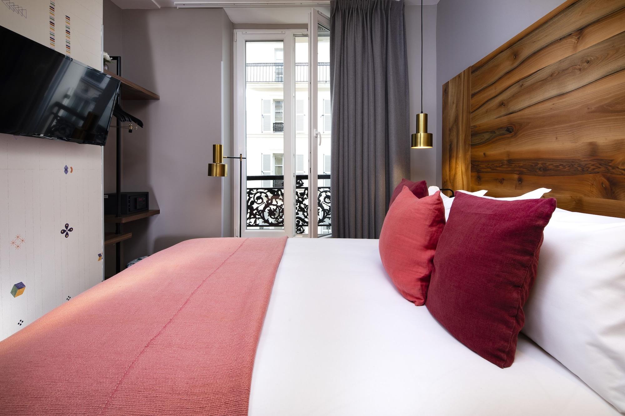 Maxim Folies Hotel