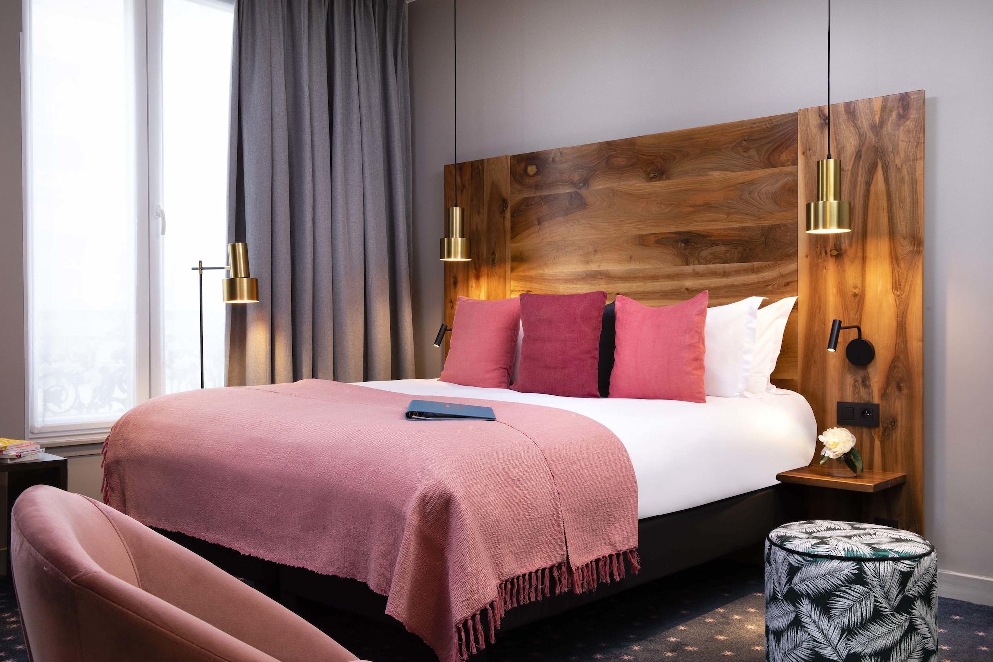 Maxim Folies Hotel