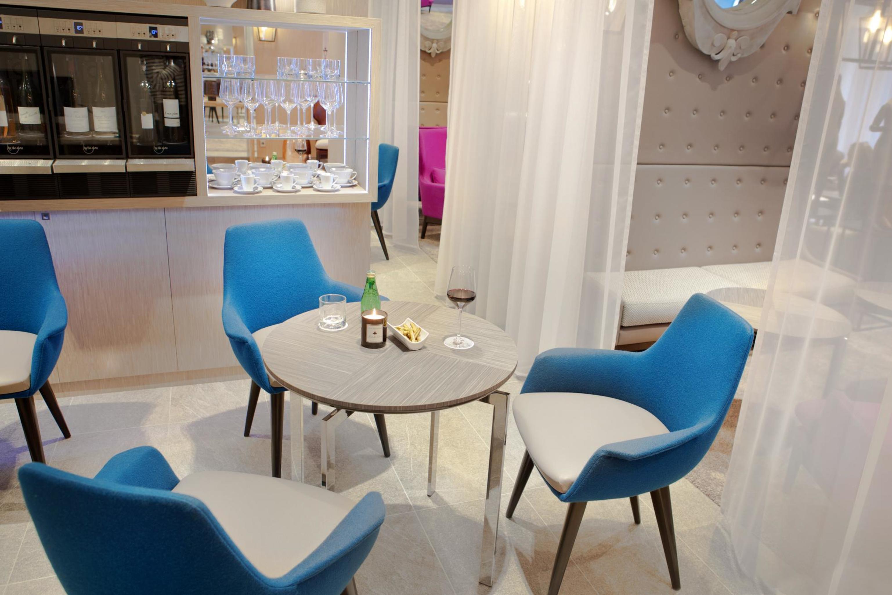 Hotel La Lanterne & By Timhotel 4*