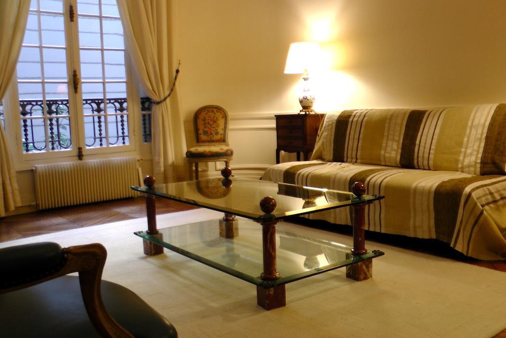Living In - Palais Bourbon Apartment