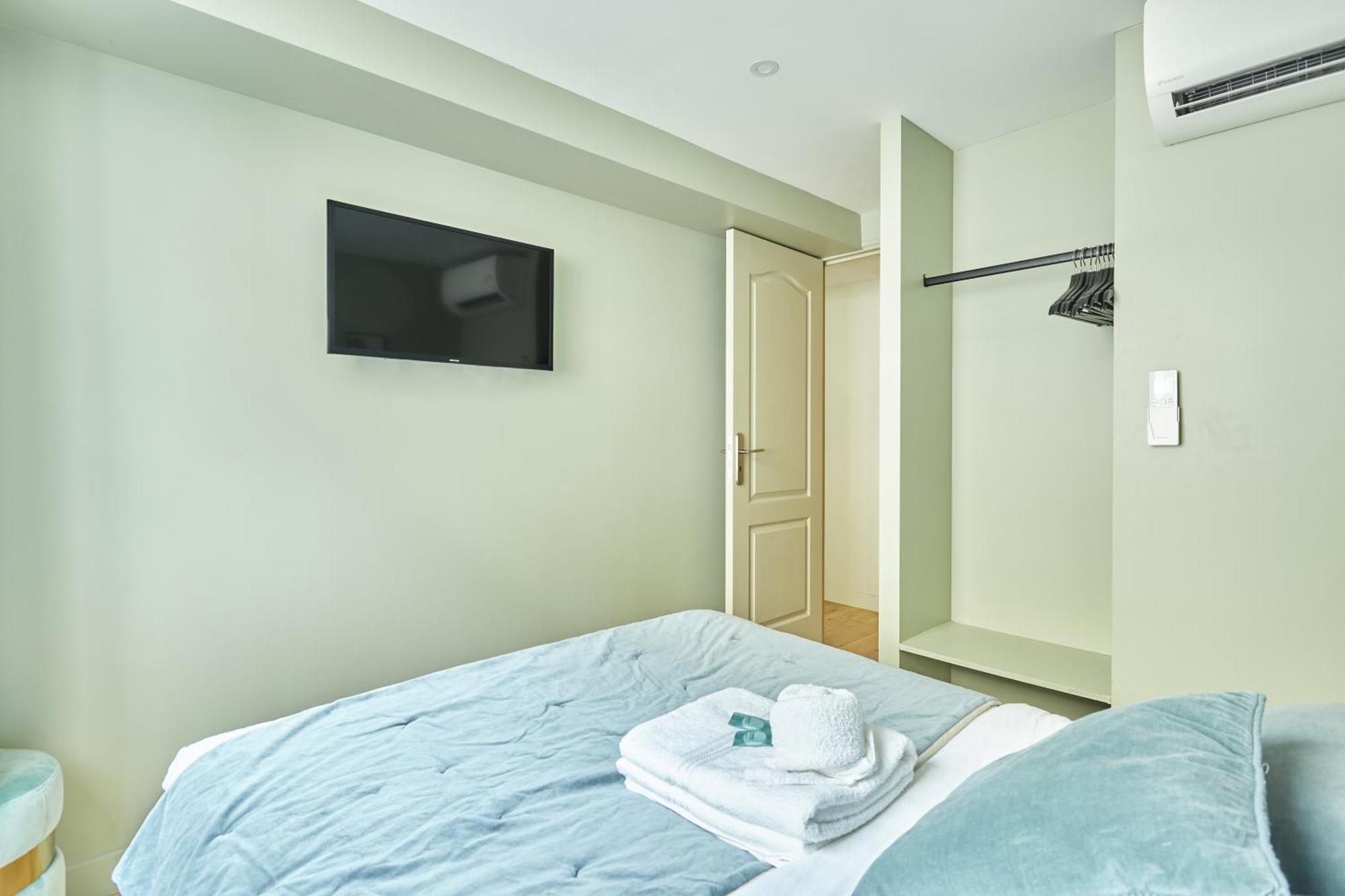 Apartment Center Of By Prestige Paris