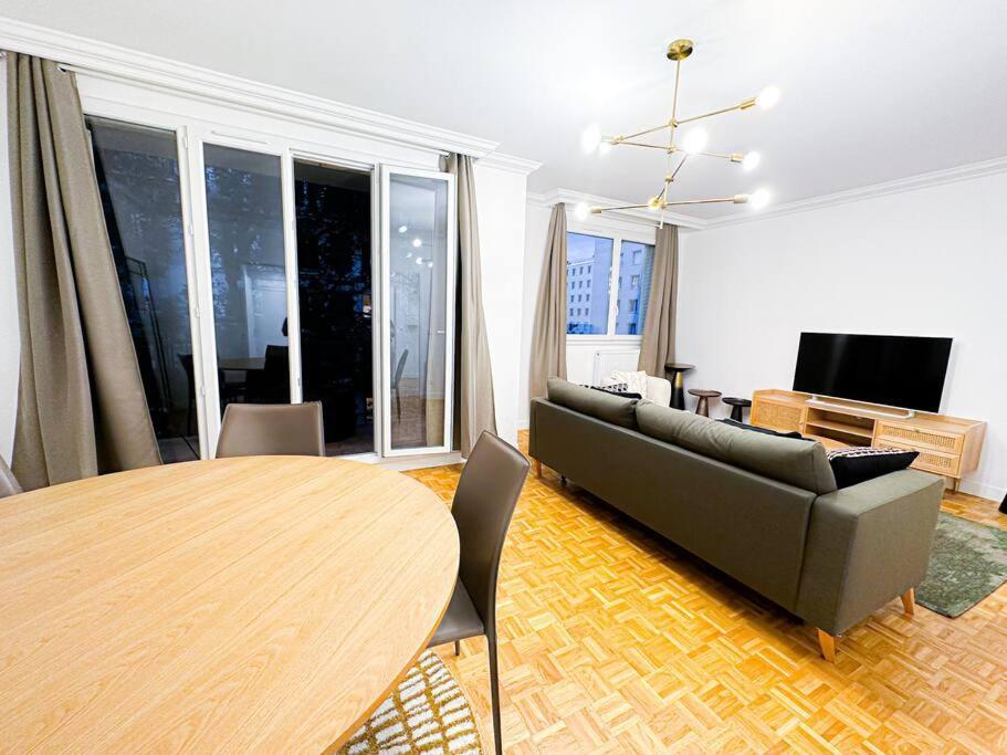 Appartement 6pers-balcony-paris 12-hopital Trousseau *