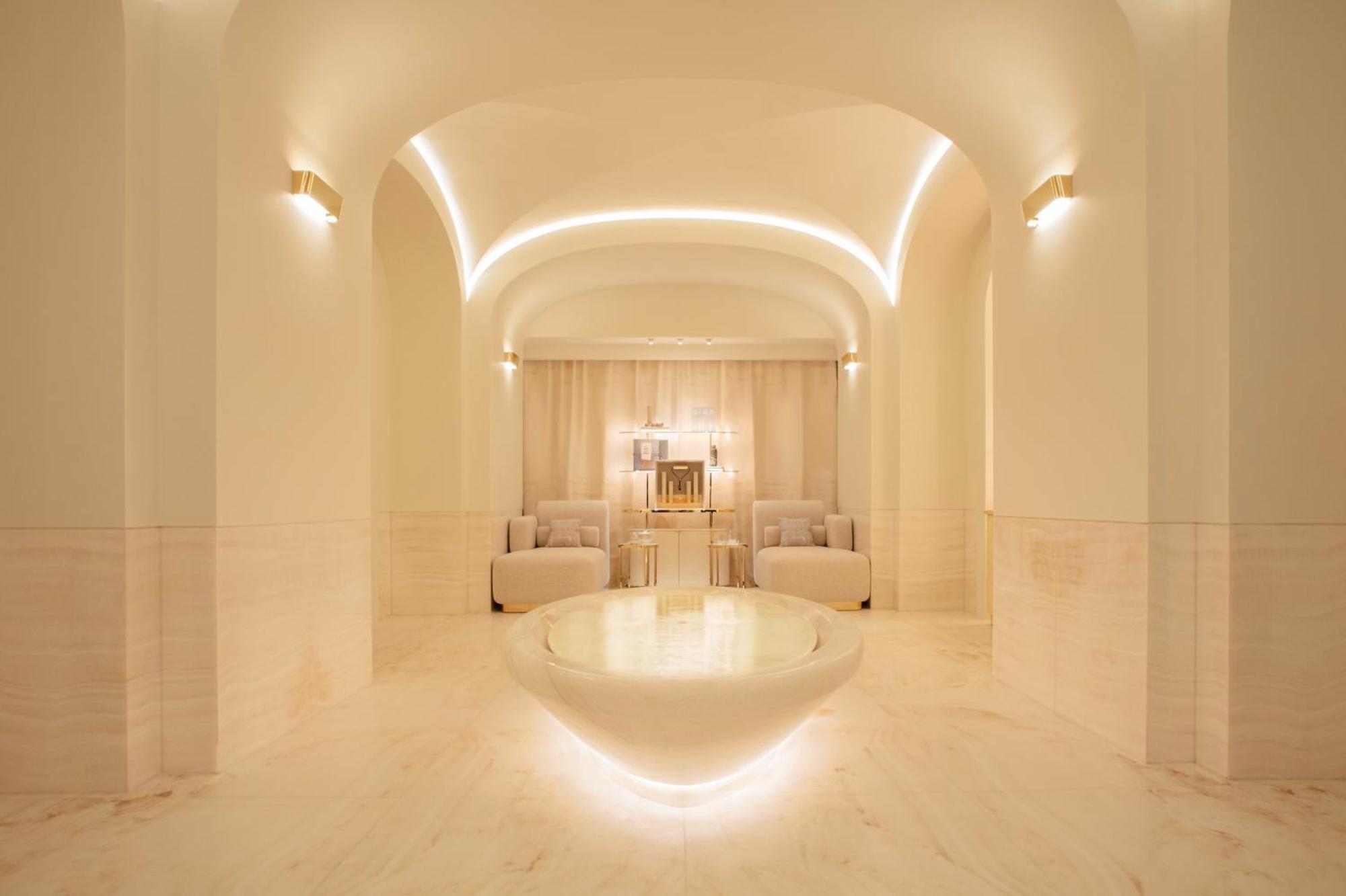 Plaza Athenee - Dorchester Collection Hotel
