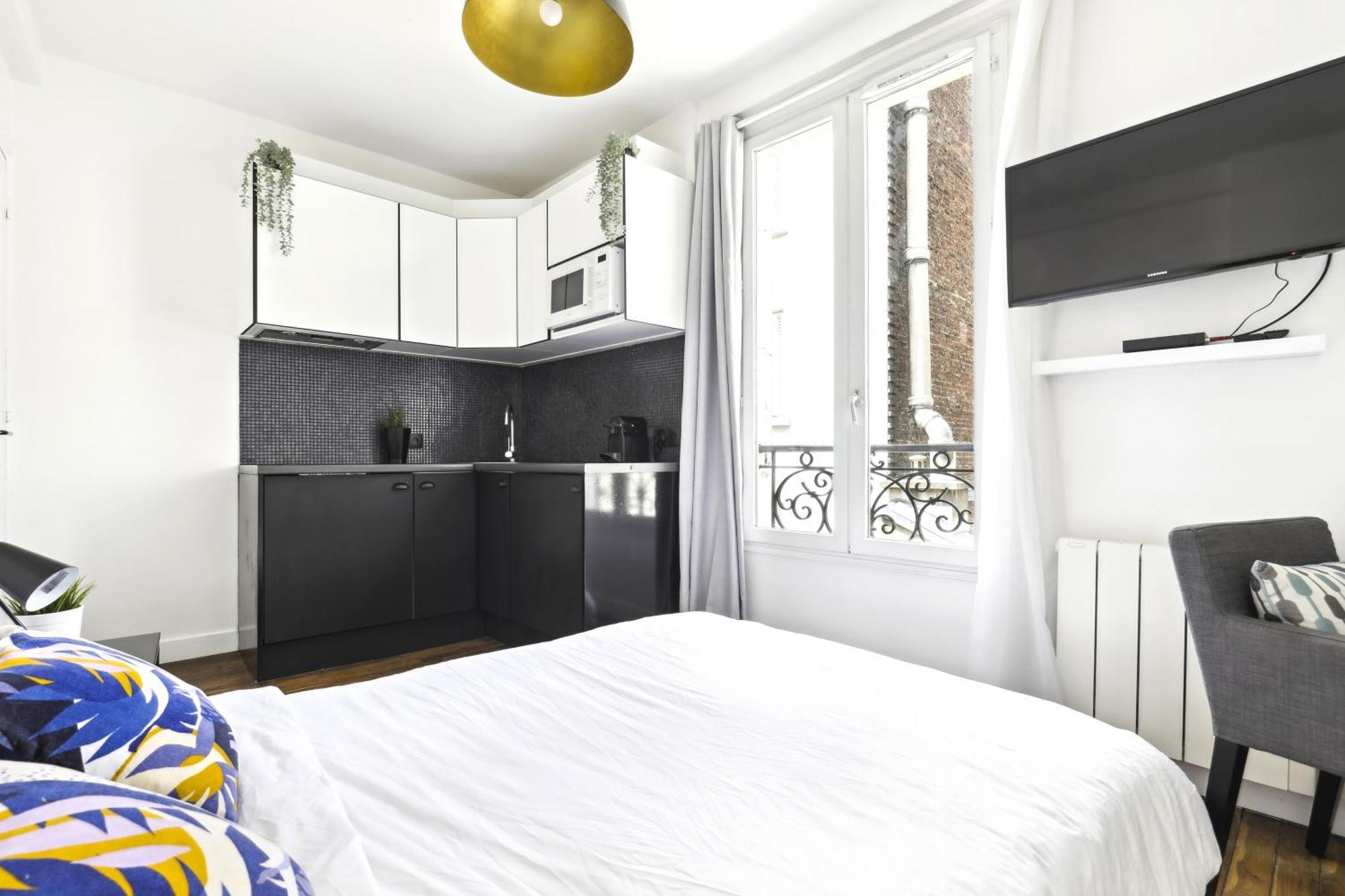 Lovely Floor Near Montmartre Apartment