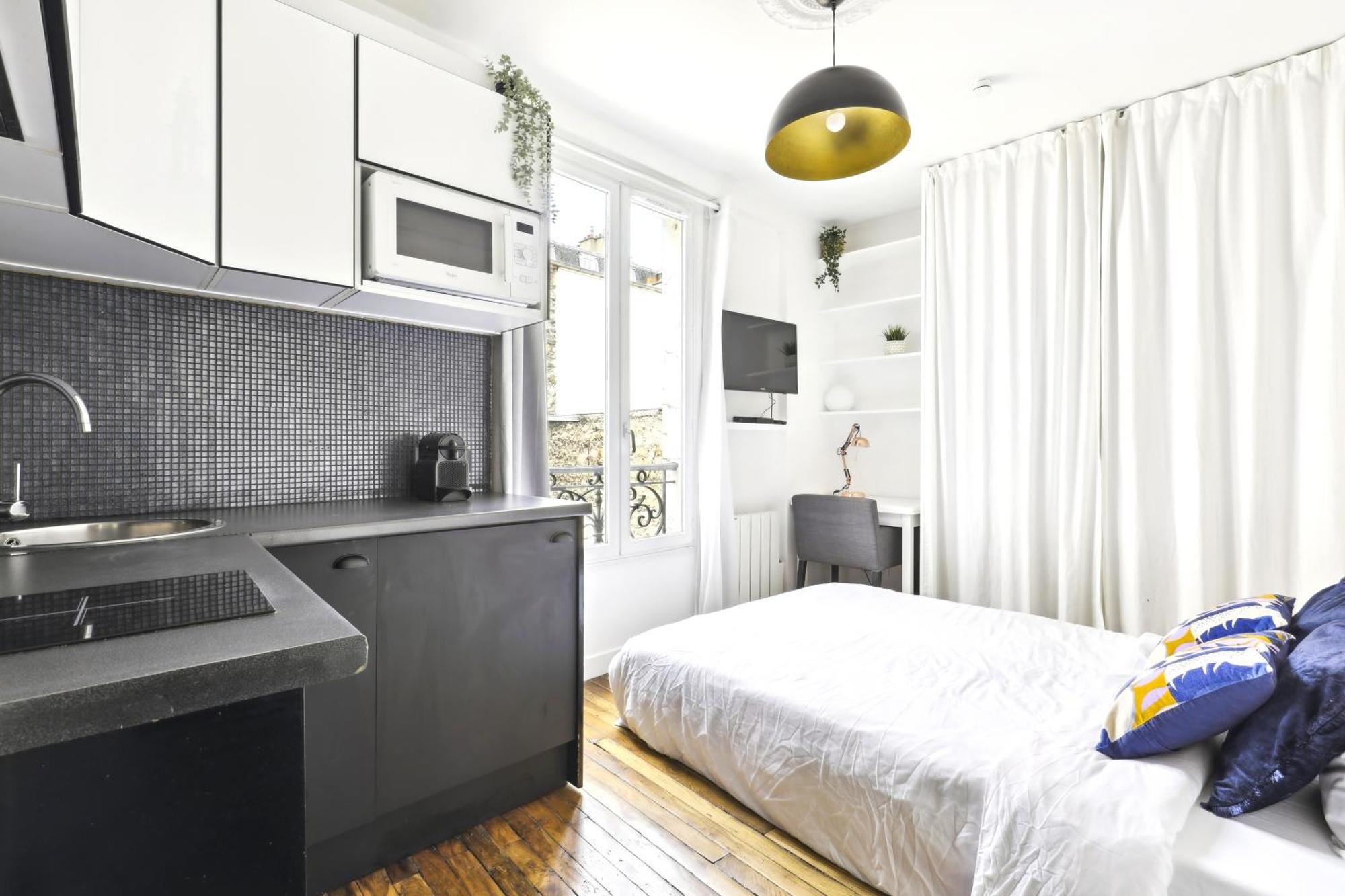 Lovely Floor Near Montmartre Apartment