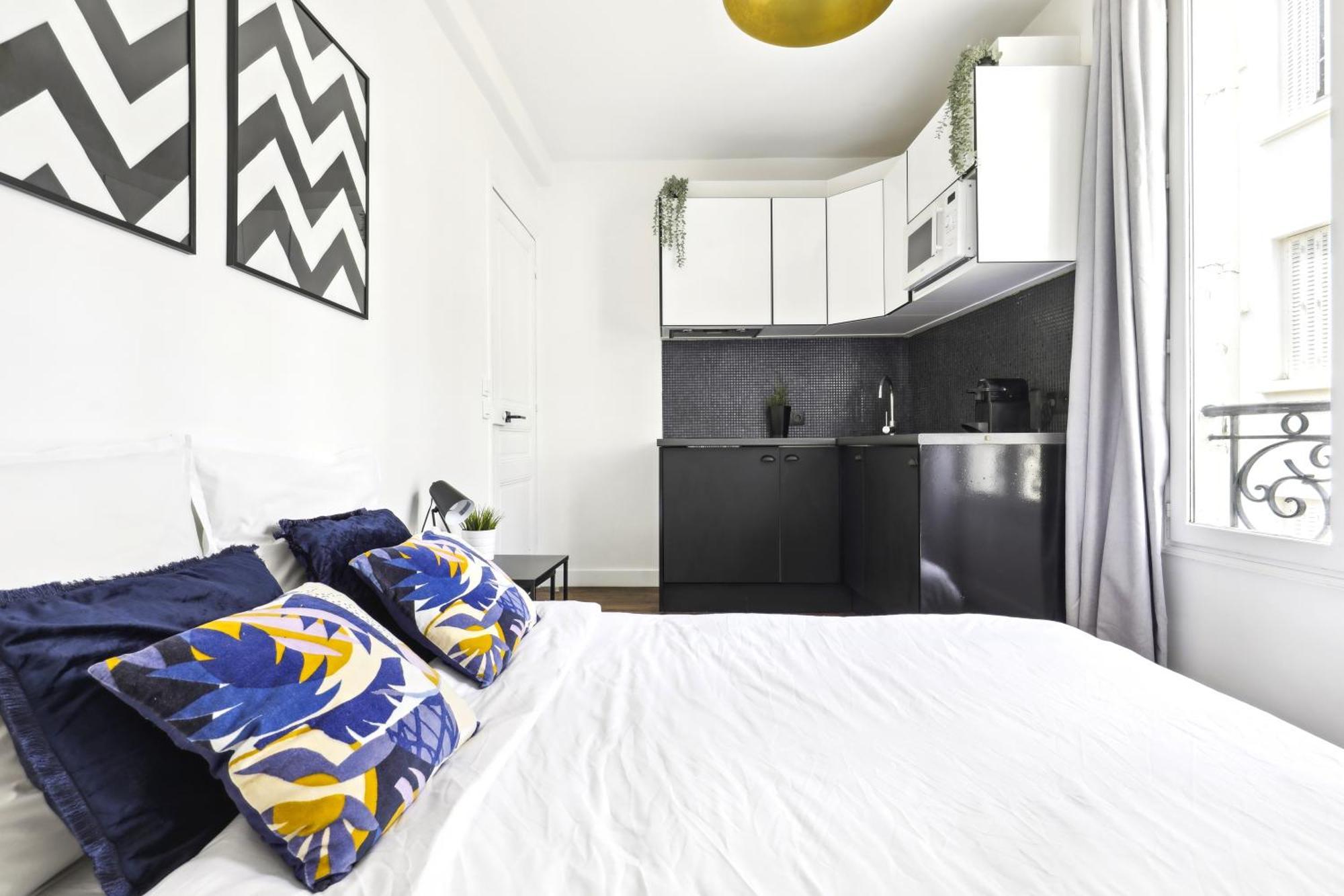 Lovely Floor Near Montmartre *