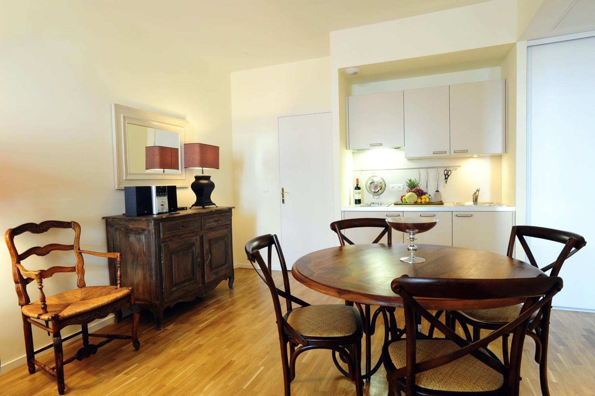 Apartment Caumartin 64 *