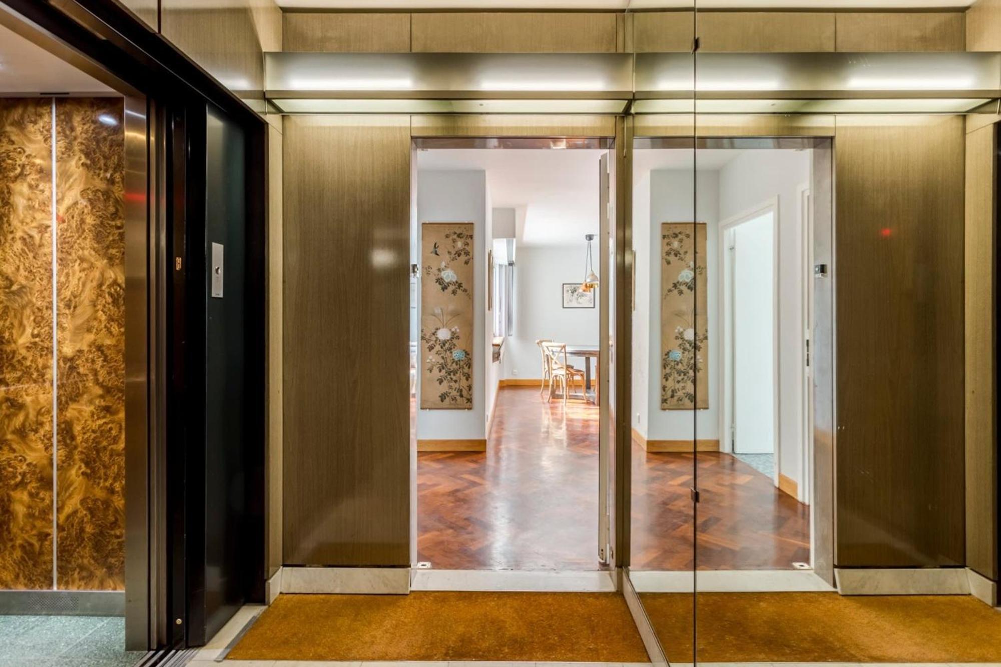 Apartment Eiffel Tower & Champs-elysees - 2br With Balcony - Cityapartmentstay