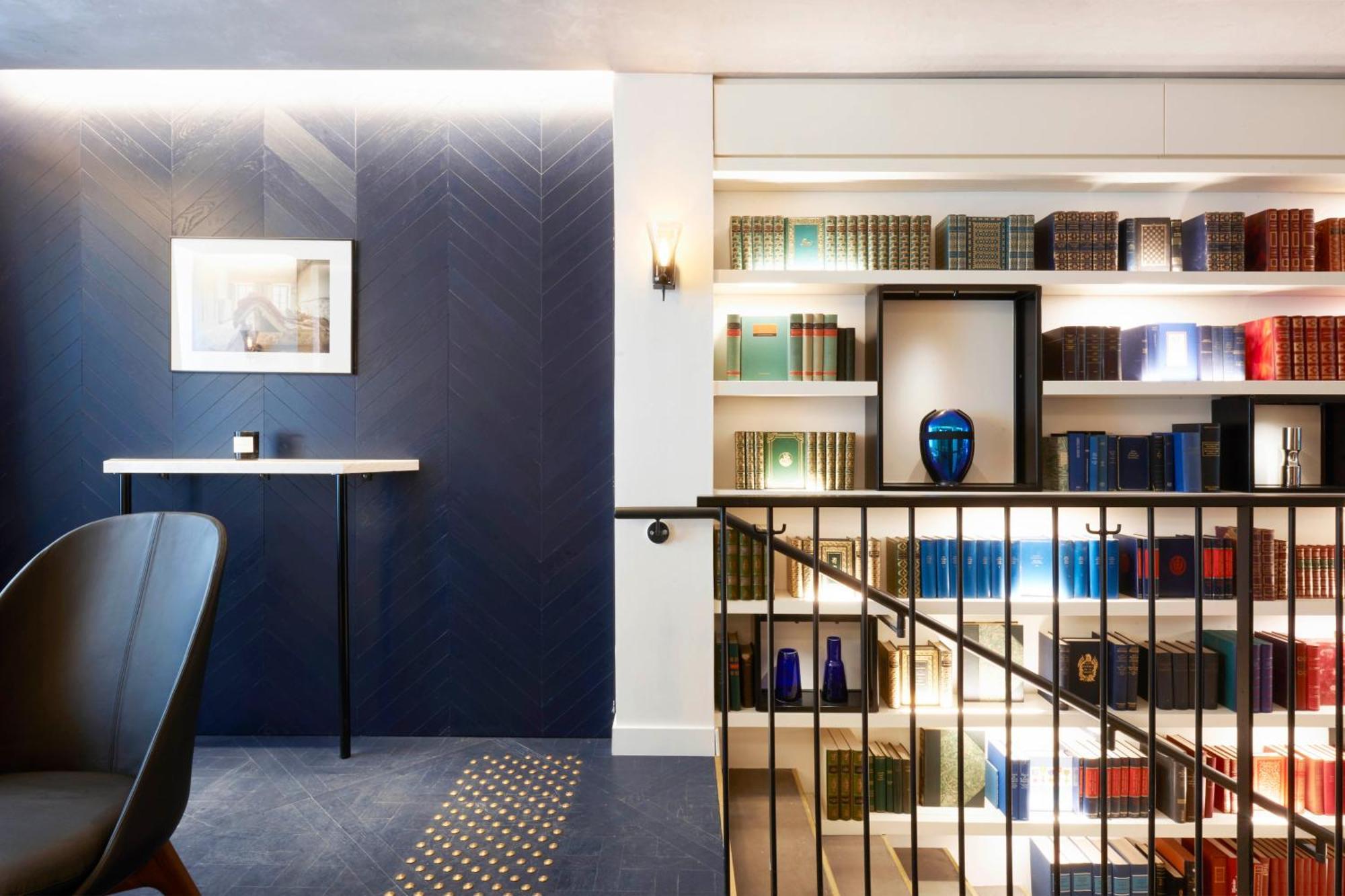 Perpetual Elysee Montaigne Hotel 4*