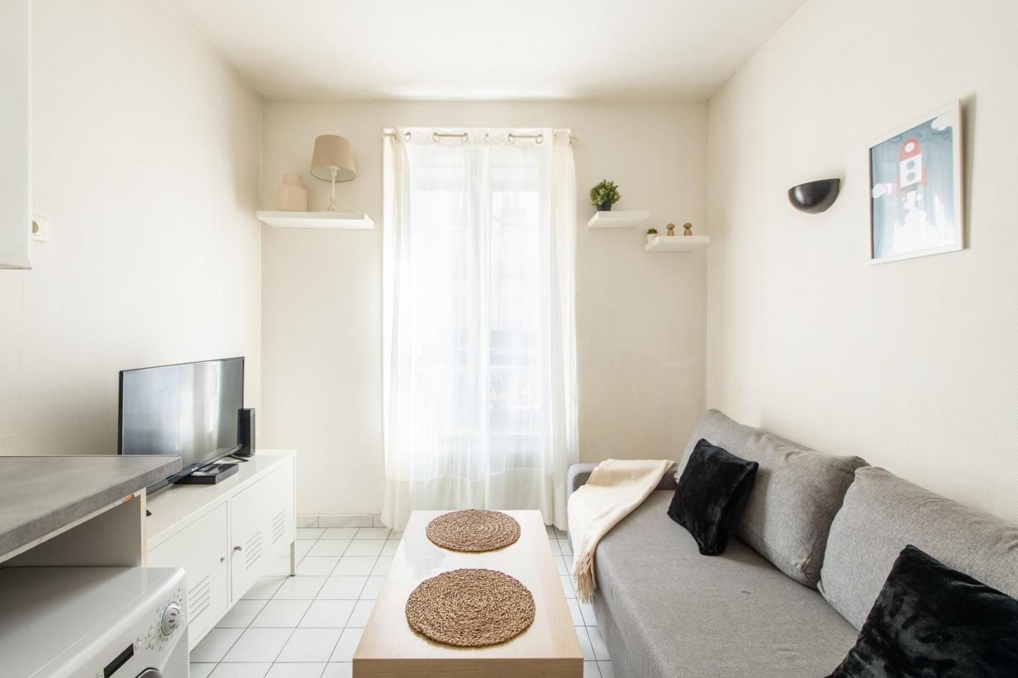 1 Bedroom Ideally Located Only 1 Minute To The Metro In Montmartre Neighbourhood Apartment