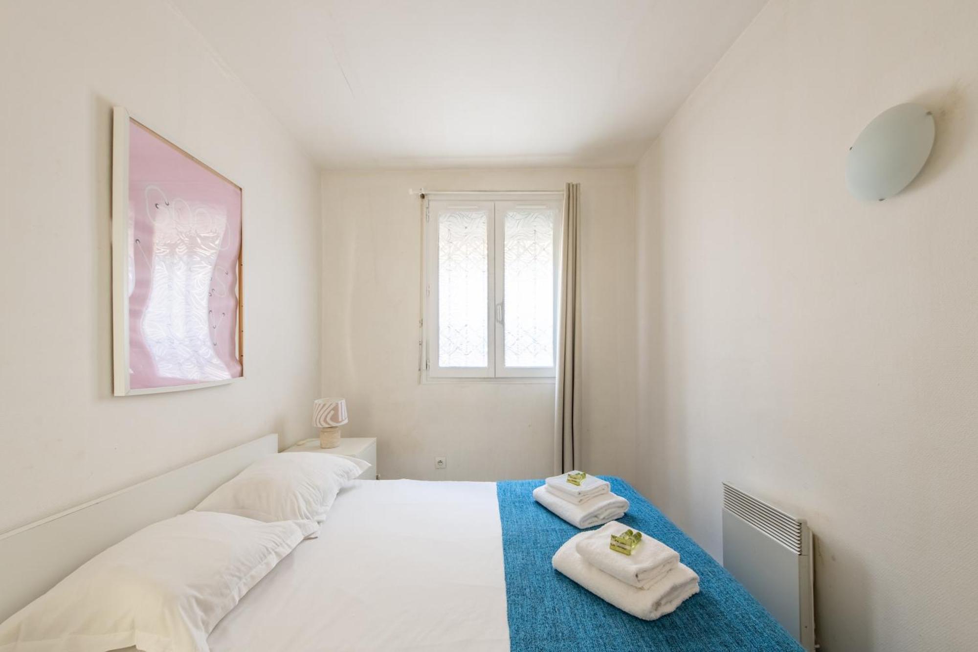 1 Bedroom Ideally Located Only 1 Minute To The Metro In Montmartre Neighbourhood Apartment *