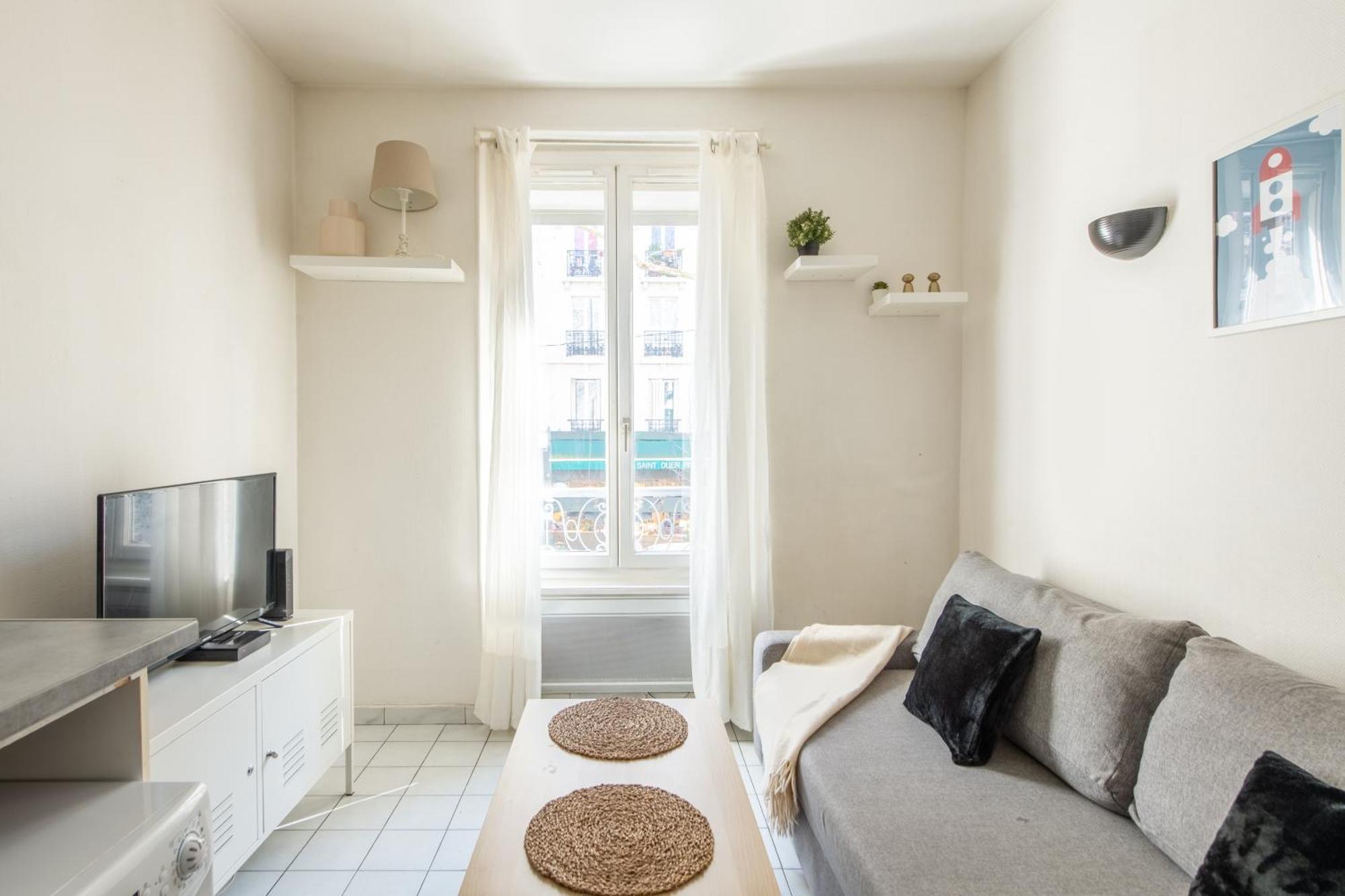1 Bedroom Ideally Located Only 1 Minute To The Metro In Montmartre Neighbourhood Apartment *