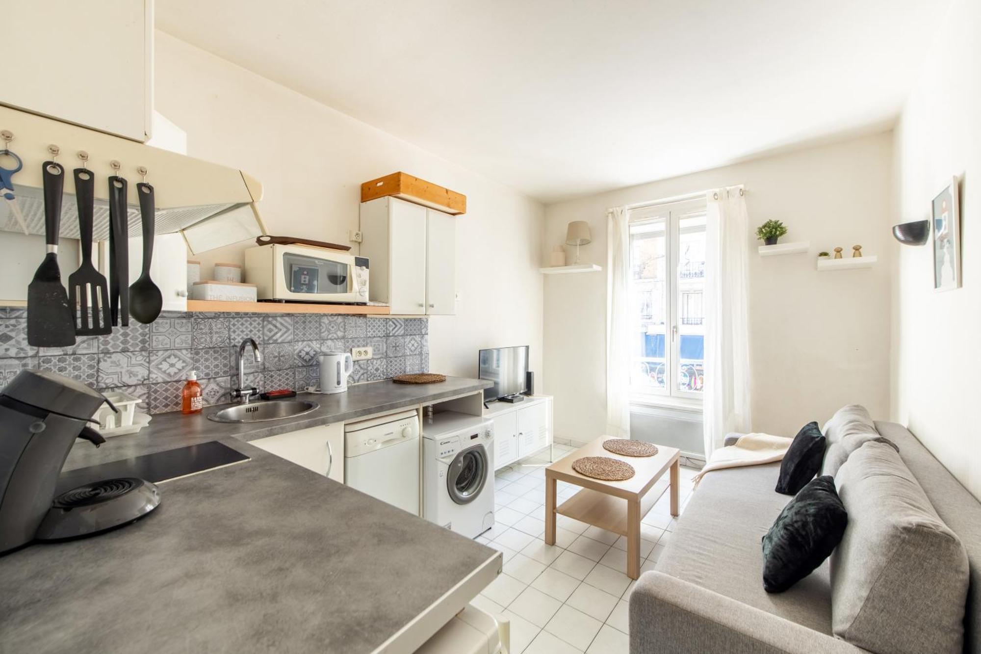 Apartment 1 Bedroom Ideally Located Only 1 Minute To The Metro In Montmartre Neighbourhood *