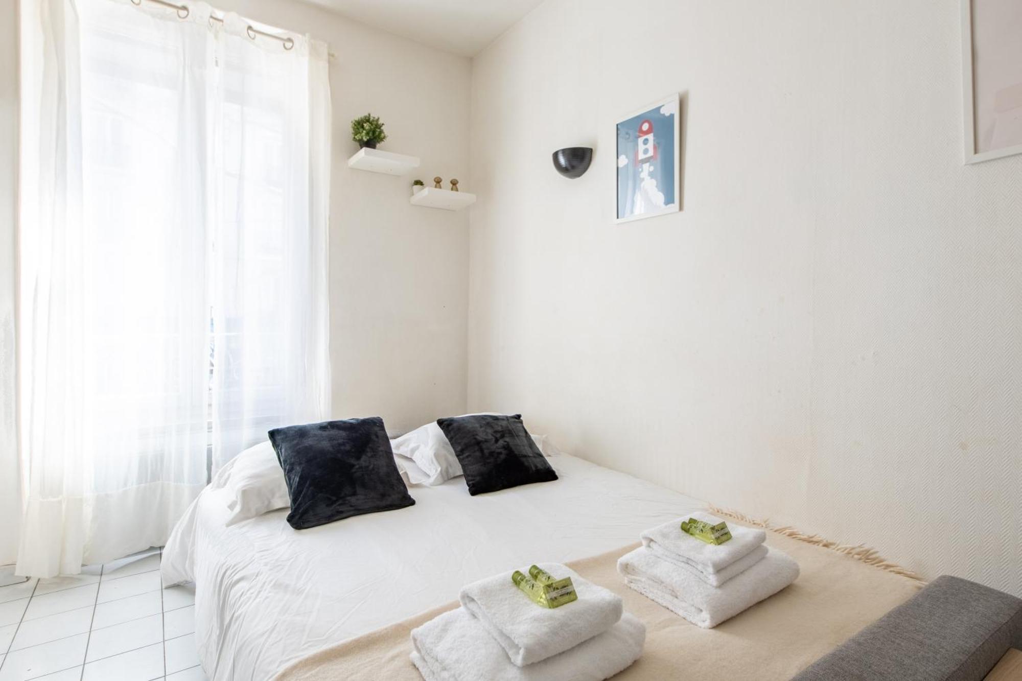 Apartment 1 Bedroom Ideally Located Only 1 Minute To The Metro In Montmartre Neighbourhood *